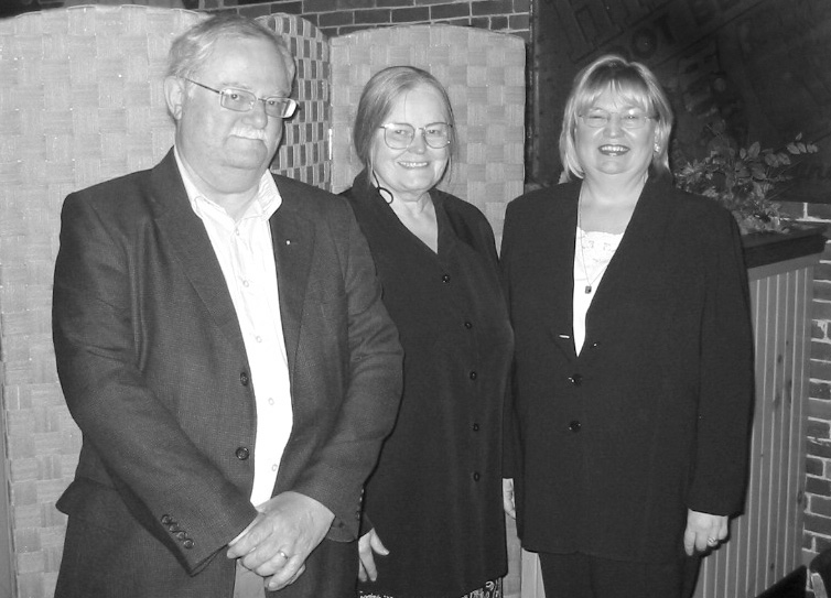Le président de l’ACPPU, Greg Allain, en compagnie d’Elizabeth McGahan, chargée de cours d’histoire, et de Regena Farnsworth, vice-présidente de l’AUNBT pour Saint John, après l’assemblée extraordinaire du 6 septembre.