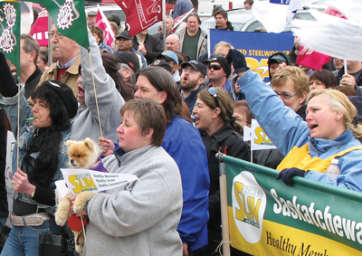 Les membres de la Saskatchewan Federation of Labour protestent contre les projets de loi antisyndicaux du gouvernement devant le Parlement provincial à Regina le 1er mai 2008. [Photo: Saskatchewan Federation of Labour]