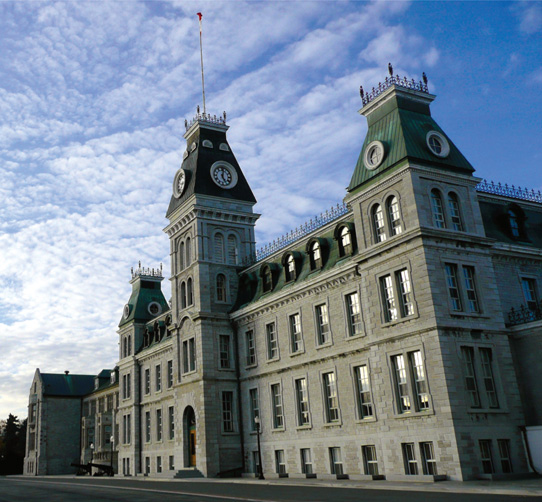 L’édifice Mackenzie sur le campus du Collège militaire royal à Kingston (Ontario). [Kingstonist.com/FLICKR]