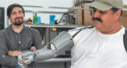Joshua Coutts, membre de l’équipe du projet Victoria Hand et concepteur principal, teste une prothèse mécanique adaptée au bras d’un amputé à Zacapa (Guatemala).
