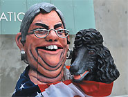 La sculpture en polymère acrylique intitulée « Blathering on in Krisendom » et représentant la rectrice Kris Bulcroft et son caniche en marionnettes de ventriloque enveloppées dans un drapeau américain était exposée au département des arts visuels de l’Université Capilano depuis mai de l’an dernier.
