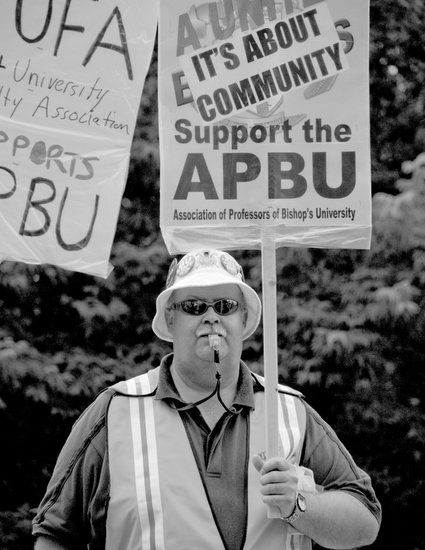 June 2007 — APBU general staff member Kevin Doherty on the picket line after union rejects global offer from Bishop’s. [Photo: Jim Benson, Bishop's University]