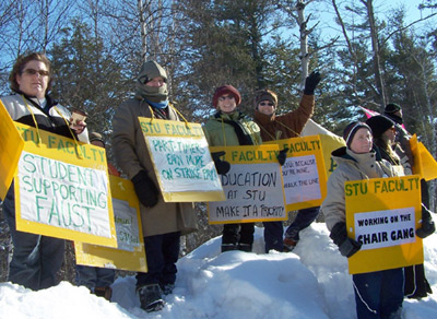 Marche de solidarité pour les professeurs en grève de l'Université St. Thomas à Fredericton, le 23 janvier.