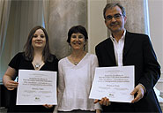 La présidente de l’ACPPU, Penni Stewart (centre), a remis, le 25 avril, les 8e prix annuels d’excellence en journalisme à Melissa Tobin et à Douglas Todd, lauréats dans les catégories étudiante et professionnelle respectivement.