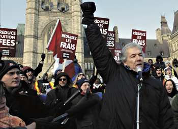 Le directeur général de l'ACPPU, James Turk, prend la parole devant les étudiants et leurs sympathisants lors d'une manifestation tenue à Ottawa le 7 février