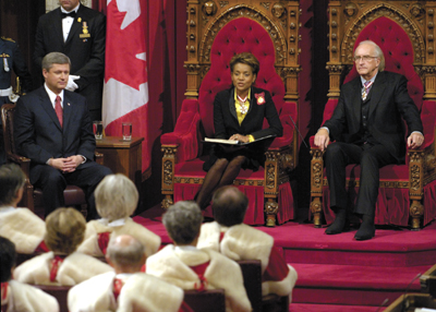 La gouverneure générale Michaëlle Jean a prononcé le discours du Trône, le 16 octobre, aux côtés de son époux, Jean-Daniel Lafond, et du premier ministre Stephen Harper. (Photo : Sgt Eric Jolin / Rideau Hall)