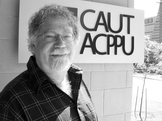 Samuel Trosow, chercheur invité, devant l'entrée principale de l'ACPPU en août 2007. 