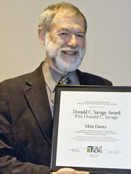 Mike Dawes a reçu son prix le 28 avril lors de l'assemblée du conseil de l'ACPPU à Ottawa.