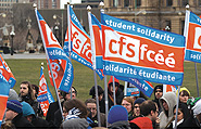 Des centaines d'étudiants se sont rassemblés sur la Colline du Parlement le 25 novembre pour protester contre le coût élevé des études supérieures.