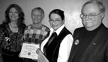 Les lauréates du prix Sarah-Shorten, Patricia Baker (deuxième à partir de la gauche) et Janice Dodd (centre), reçoivent leur prix de Greg Allain, président de l'ACPPU, et de Wendy Robbins, présidente du Comité des femmes de l'ACPPU.